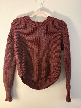 SO Ribbed Crewneck Sweater in Burgundy